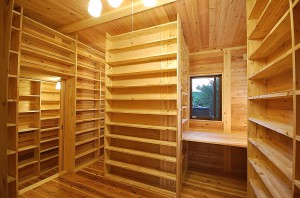 本棚のある部屋